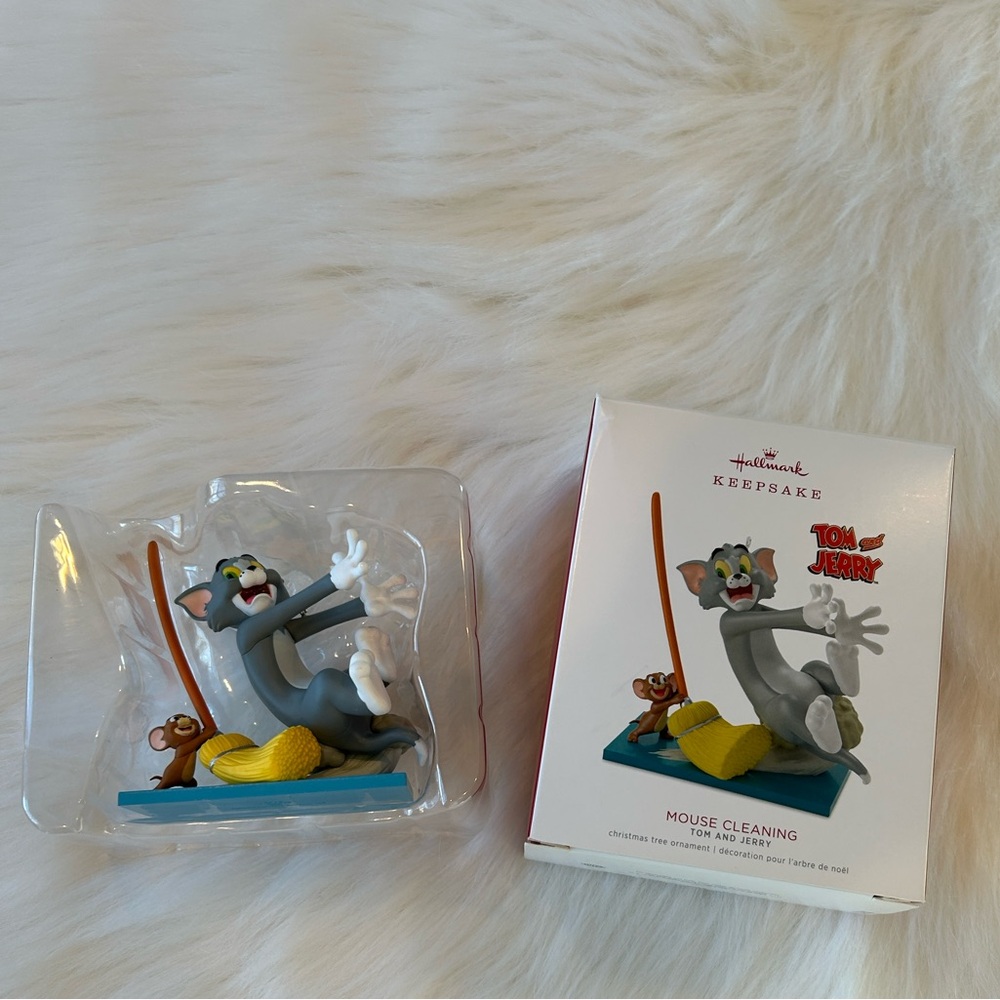 NWT 2018 Hallmark Keepsake “Mouse Cleaning” Christmas Ornament, QX12966 - Picture 2 of 5